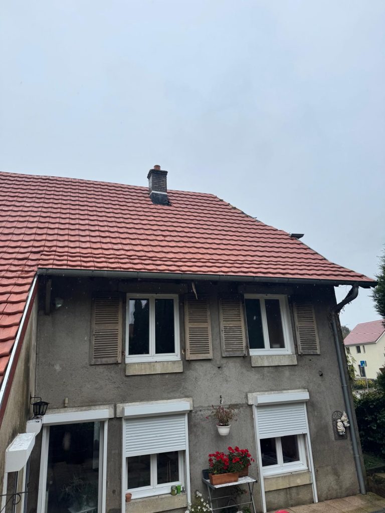 Remplacement complet d’une toiture : tuiles, liteaux et écran HPV à Bessoncourt près de Belfort