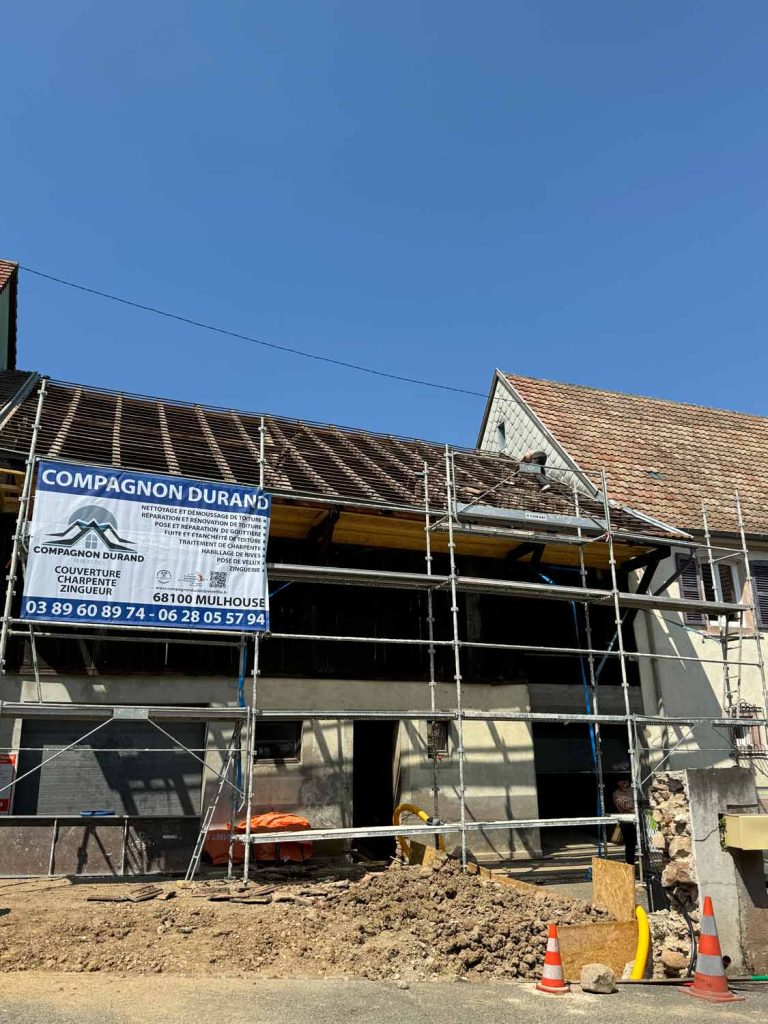Rénovation de toiture à Mulhouse dans le Haut-Rhin : projet toiture complet avec bardage bois et fenêtres de toit