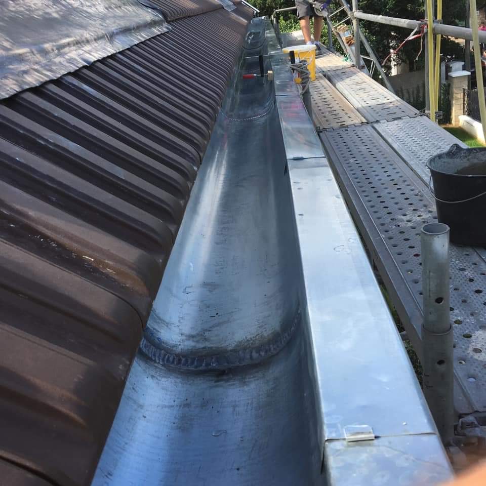 Correction d’une gouttière inversée et fabrication de caissons sur mesure en zinc a Kembs proche de Niffer