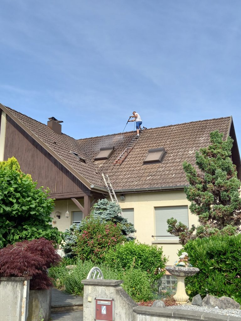 Nettoyage de toiture et traitement hydrofuge coloré à Pulversheim, près de Bollwiller