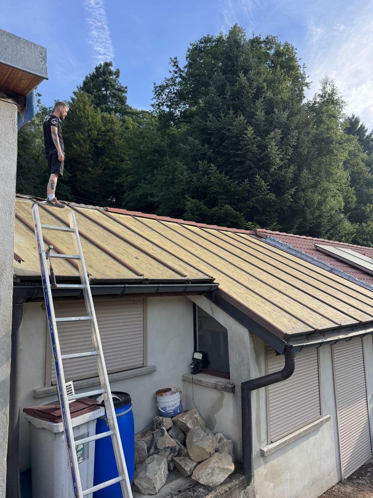 Remplacement d’une toiture polycarbonate, pose de deux Velux et mise en place de Tuiles à Saint Louis dans le Haut-Rhin