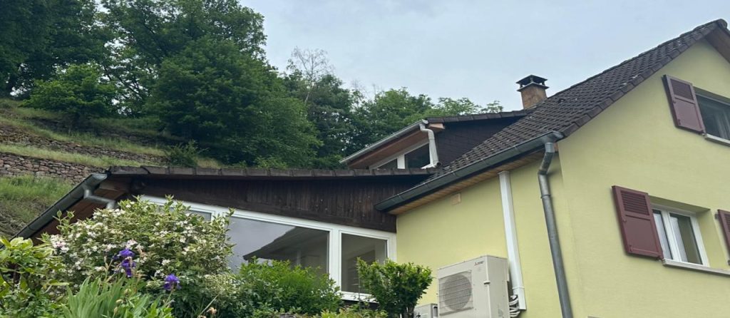 Remplacement de tuiles par des plaques de panneaux isolés imitation tuiles à Kaysersberg, proche de Colmar