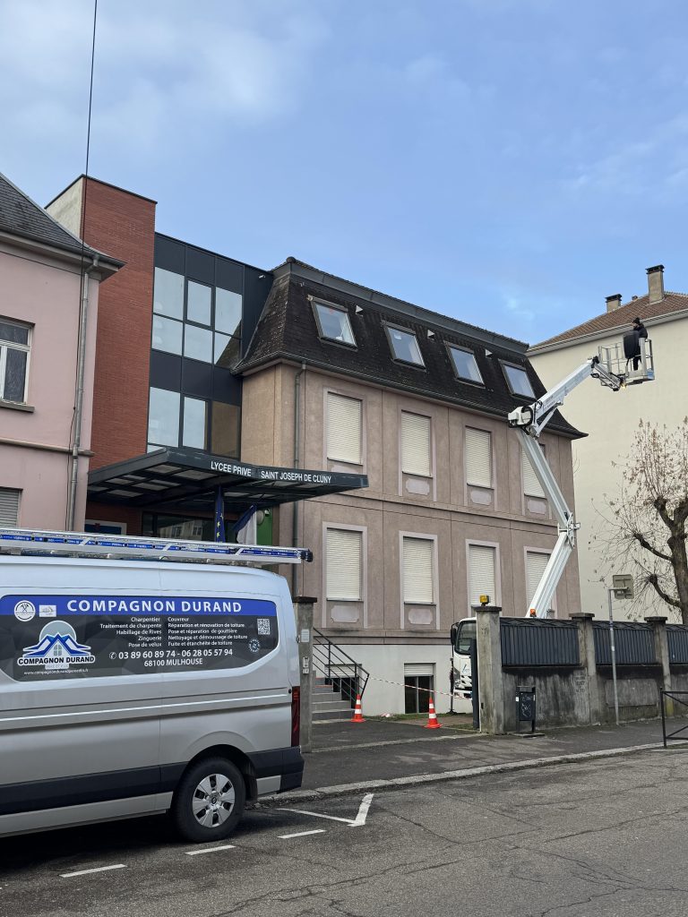 Remplacement des fenêtres de toit sur le lycée Cluny à Mulhouse