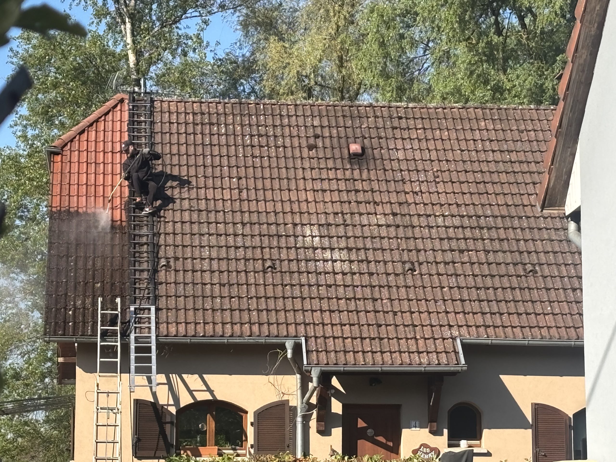 Nettoyage toiture, traitement fongicide et hydrofuge incolore à Kembs proche de Rosenau